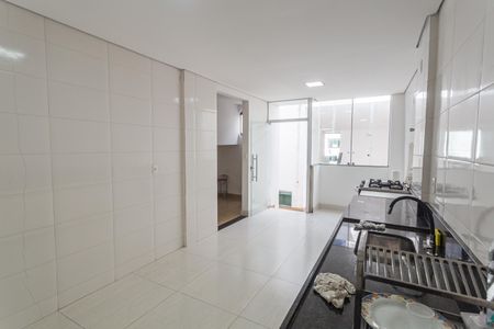 Casa à venda com 290m², 5 quartos e 2 vagas Casa à venda com 290m², 5 quartos e 2 vagasCozinha da Casa de Fundos