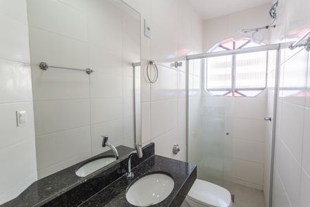 Casa à venda com 290m², 5 quartos e 2 vagas Casa à venda com 290m², 5 quartos e 2 vagasBanheiro Social da Casa de Fundos