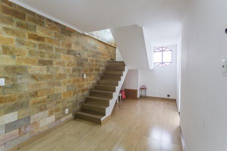 Casa à venda com 290m², 5 quartos e 2 vagas Casa à venda com 290m², 5 quartos e 2 vagasSala da Casa de Fundos