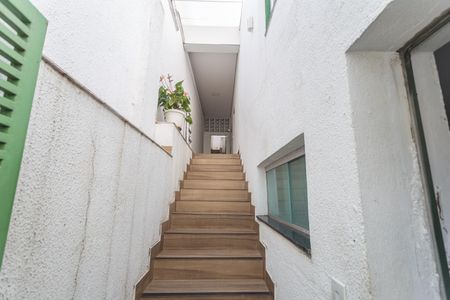 Casa à venda com 290m², 5 quartos e 2 vagas Casa à venda com 290m², 5 quartos e 2 vagasEntrada