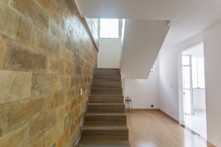 Casa à venda com 290m², 5 quartos e 2 vagas Casa à venda com 290m², 5 quartos e 2 vagasEscada de Acesso ao 2° andar da Casa de Fundos
