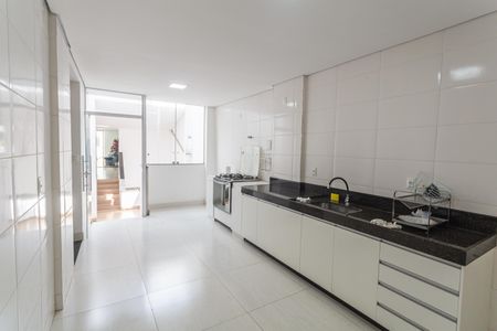 Casa à venda com 290m², 5 quartos e 2 vagas Casa à venda com 290m², 5 quartos e 2 vagasCozinha da Casa de Fundos