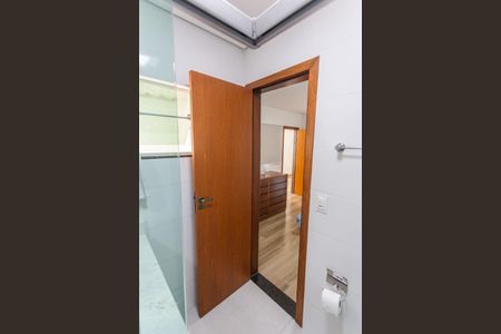 Casa à venda com 290m², 5 quartos e 2 vagas Casa à venda com 290m², 5 quartos e 2 vagasBanheiro da Suíte no Espaço Gourmet