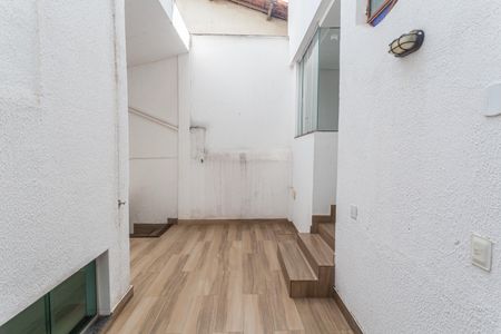 Casa à venda com 290m², 5 quartos e 2 vagas Casa à venda com 290m², 5 quartos e 2 vagasÁrea de Serviço da Casa de Fundos
