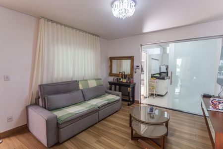 Casa à venda com 290m², 5 quartos e 2 vagas Casa à venda com 290m², 5 quartos e 2 vagasSala