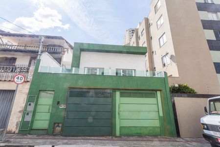 Casa à venda com 290m², 5 quartos e 2 vagas Casa à venda com 290m², 5 quartos e 2 vagasFachada