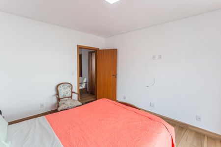 Casa à venda com 290m², 5 quartos e 2 vagas Casa à venda com 290m², 5 quartos e 2 vagasQuarto 2