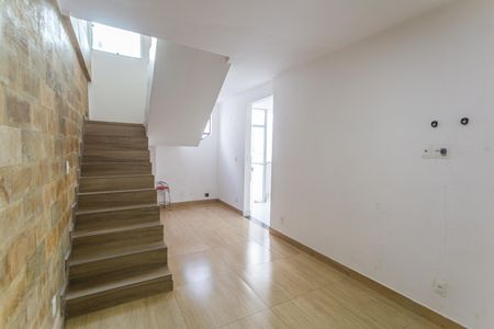 Casa à venda com 290m², 5 quartos e 2 vagas Casa à venda com 290m², 5 quartos e 2 vagasSala da Casa de Fundos