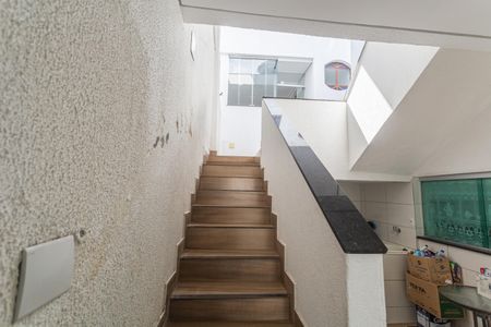 Casa à venda com 290m², 5 quartos e 2 vagas Casa à venda com 290m², 5 quartos e 2 vagasEscada de Acesso a Casa de Fundos