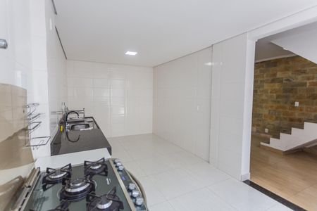 Casa à venda com 290m², 5 quartos e 2 vagas Casa à venda com 290m², 5 quartos e 2 vagasCozinha da Casa de Fundos