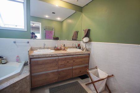 Apartamento à venda com 193m², 3 quartos e 4 vagasBanheiro da Suíte 1