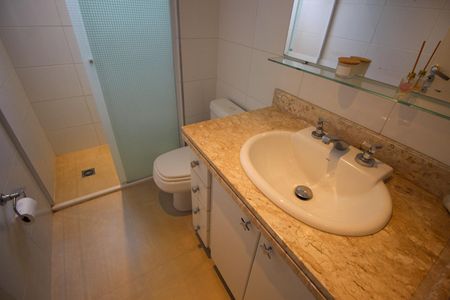 Apartamento à venda com 193m², 3 quartos e 4 vagasBanheiro da Suíte 2
