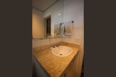 Apartamento à venda com 193m², 3 quartos e 4 vagasBanheiro da Suíte 2