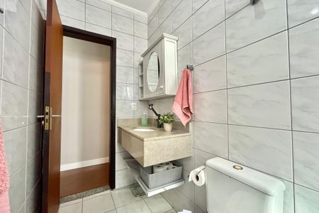 Casa à venda com 156m², 3 quartos e 2 vagas Casa à venda com 156m², 3 quartos e 2 vagasBanheiro Corredor