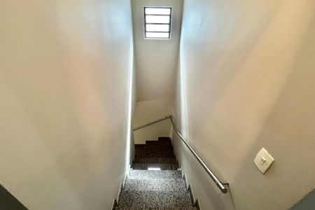 Casa à venda com 156m², 3 quartos e 2 vagas Casa à venda com 156m², 3 quartos e 2 vagasEscada