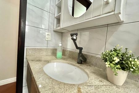Casa à venda com 156m², 3 quartos e 2 vagas Casa à venda com 156m², 3 quartos e 2 vagasBanheiro Corredor