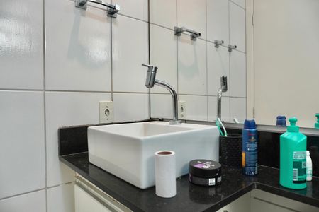 Apartamento à venda com 64m², 3 quartos e 1 vagaSuíte - Banheiro 