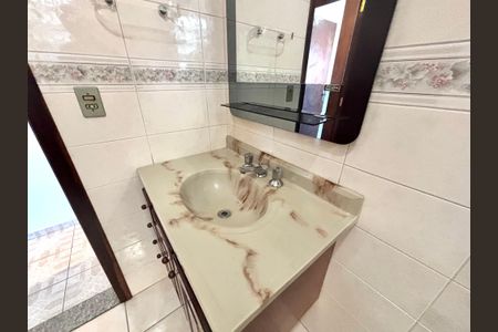 Casa à venda com 240m², 3 quartos e 1 vagaBanheiro 2