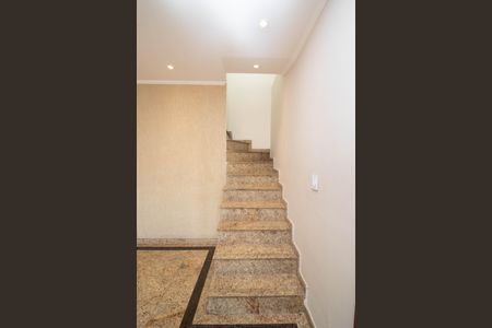 Casa para alugar com 128m², 3 quartos e 3 vagasEscada - Sala