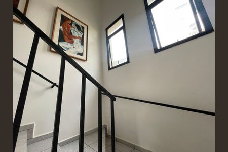 Casa de condomínio para alugar com 200m², 4 quartos e 2 vagas Casa de condomínio para alugar com 200m², 4 quartos e 2 vagasEscada