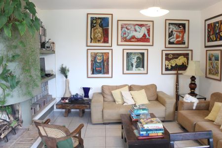 Casa de condomínio para alugar com 200m², 4 quartos e 2 vagas Casa de condomínio para alugar com 200m², 4 quartos e 2 vagasSala