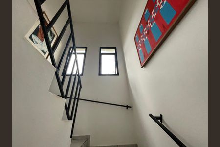 Casa de condomínio para alugar com 200m², 4 quartos e 2 vagas Casa de condomínio para alugar com 200m², 4 quartos e 2 vagasEscada