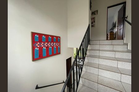 Casa de condomínio para alugar com 200m², 4 quartos e 2 vagas Casa de condomínio para alugar com 200m², 4 quartos e 2 vagasEscada