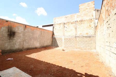 Casa de condomínio para alugar com 66m², 2 quartos e 2 vagasQuintal
