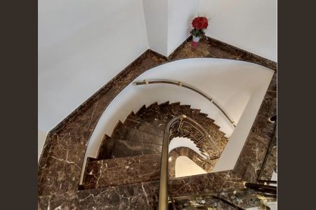 Apartamento à venda com 480m², 4 quartos e 5 vagas Apartamento à venda com 480m², 4 quartos e 5 vagasEscada