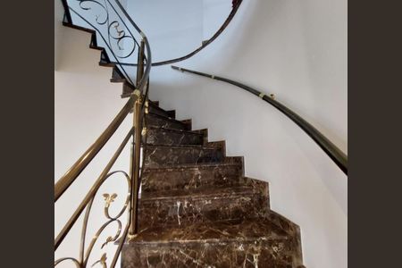 Apartamento à venda com 480m², 4 quartos e 5 vagas Apartamento à venda com 480m², 4 quartos e 5 vagasEscada
