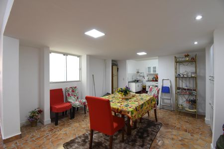 Casa para alugar com 300m², 5 quartos e 5 vagasÁrea dos Fundos com cozinha