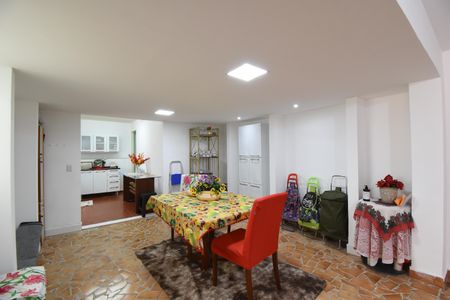 Casa para alugar com 300m², 5 quartos e 5 vagasÁrea dos Fundos com cozinha