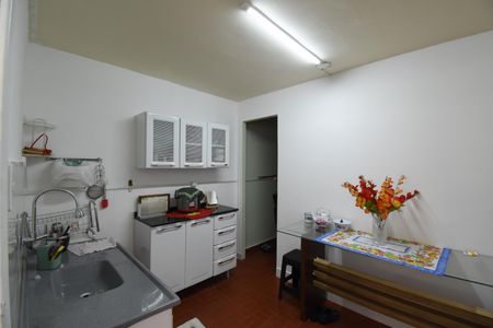 Casa para alugar com 300m², 5 quartos e 5 vagasÁrea dos Fundos com cozinha