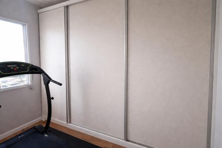 Apartamento à venda com 70m², 2 quartos e 1 vagaTreadmill em uma sala de ginástica com janela e armários de madeira.