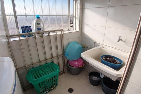 Apartamento à venda com 70m², 2 quartos e 1 vagaBanheiro com pia, vaso sanitário e cesta de roupa, com vista para a cidade.