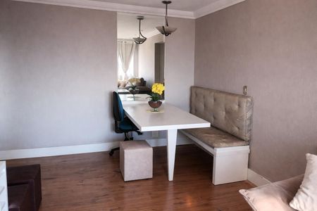 Tabela branca e cadeira azul em sala com piso de madeira e iluminação adequada. de apartamento à venda com 2 quartos, 70m² em Vila das Merces, São Paulo