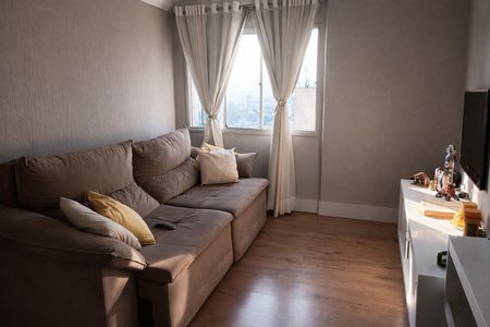 Sala de estar com sofá, TV e janela com vista para a cidade. de apartamento à venda com 2 quartos, 70m² em Vila das Merces, São Paulo