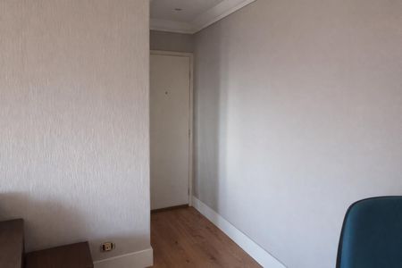 Parede branca com porta de cor branca e piso de madeira de apartamento à venda com 2 quartos, 70m² em Vila das Merces, São Paulo