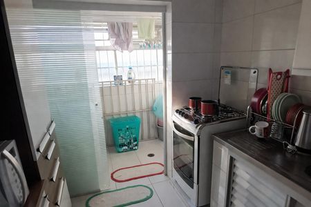 Apartamento à venda com 70m², 2 quartos e 1 vagaCozinha com geladeira, fogão e utensílios de cozinha, com iluminação natural e iluminação artificial.