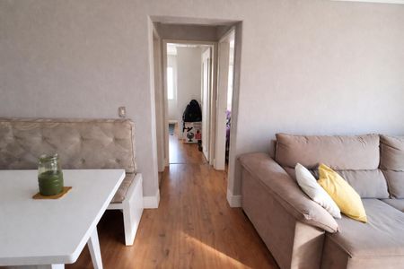 Sala de estar com sofá e mesa de centro, iluminada por luz natural e com um aroma de velas. de apartamento à venda com 2 quartos, 70m² em Vila das Merces, São Paulo