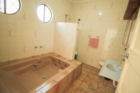 Casa à venda com 221m², 2 quartos e 2 vagas
