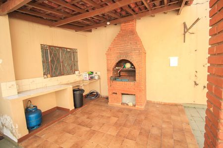 Casa à venda com 221m², 2 quartos e 2 vagas