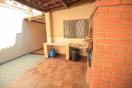 Casa à venda com 221m², 2 quartos e 2 vagas