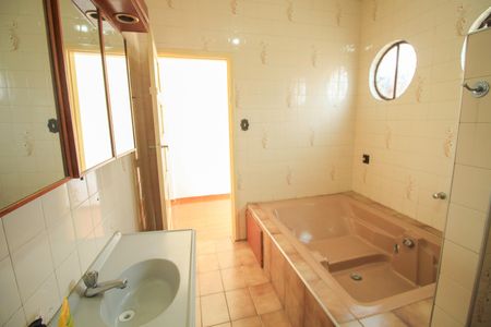 Casa à venda com 221m², 2 quartos e 2 vagas