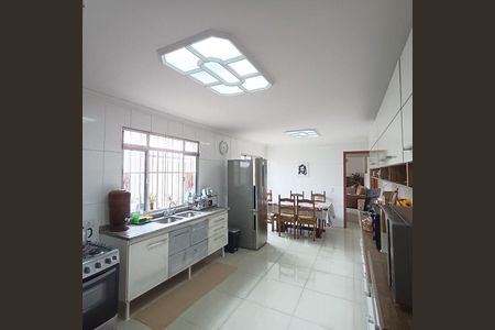 Casa à venda com 240m², 4 quartos e 2 vagas