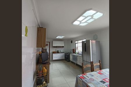 Casa à venda com 240m², 4 quartos e 2 vagas