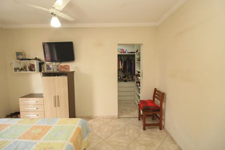 Casa à venda com 240m², 4 quartos e 2 vagasSuíte