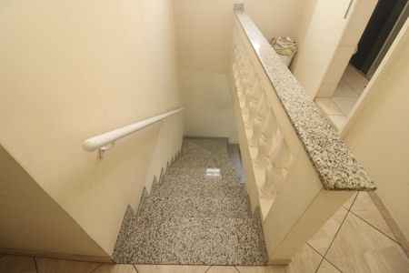 Casa à venda com 240m², 4 quartos e 2 vagasEscada de acesso
