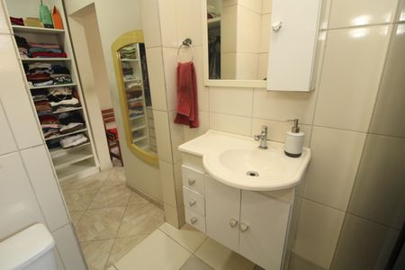 Casa à venda com 240m², 4 quartos e 2 vagasBanheiro da Suíte