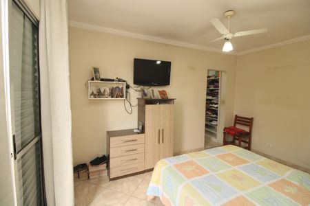 Casa à venda com 240m², 4 quartos e 2 vagasSuíte